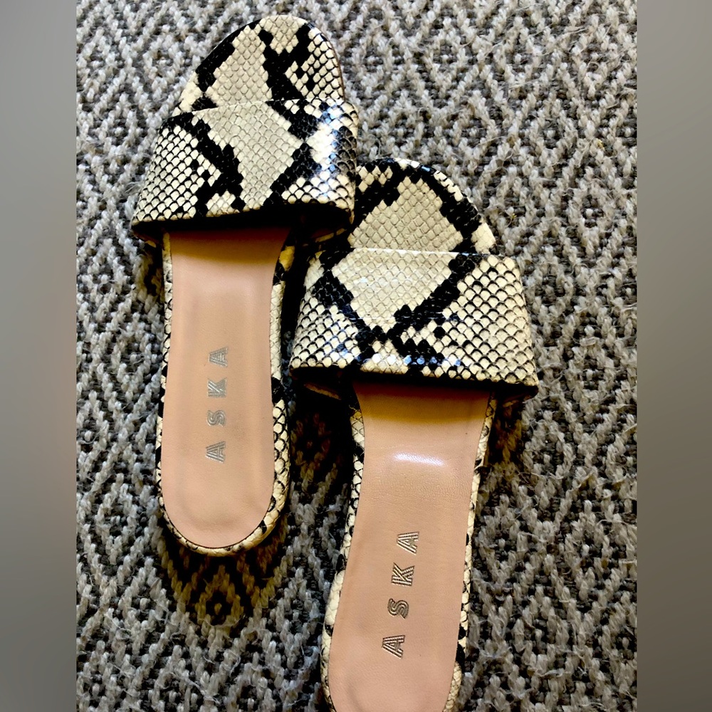 Aska, women’s snakeskin low heeled slides.  Size 38.  Very cute.w